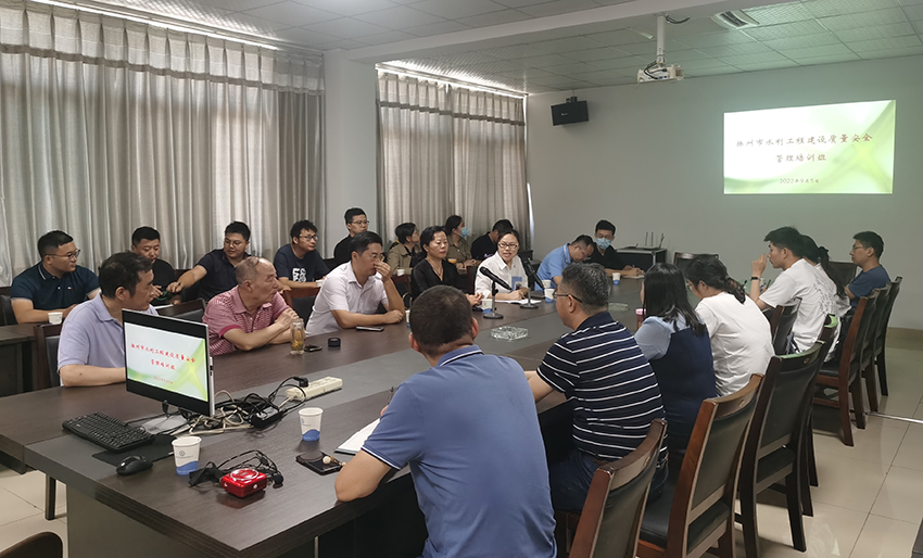 參觀1.jpg 參觀1.jpg